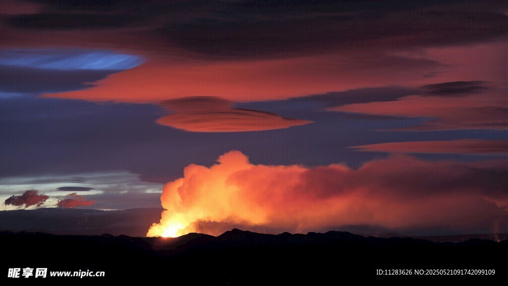 火山喷发时的壮丽天空