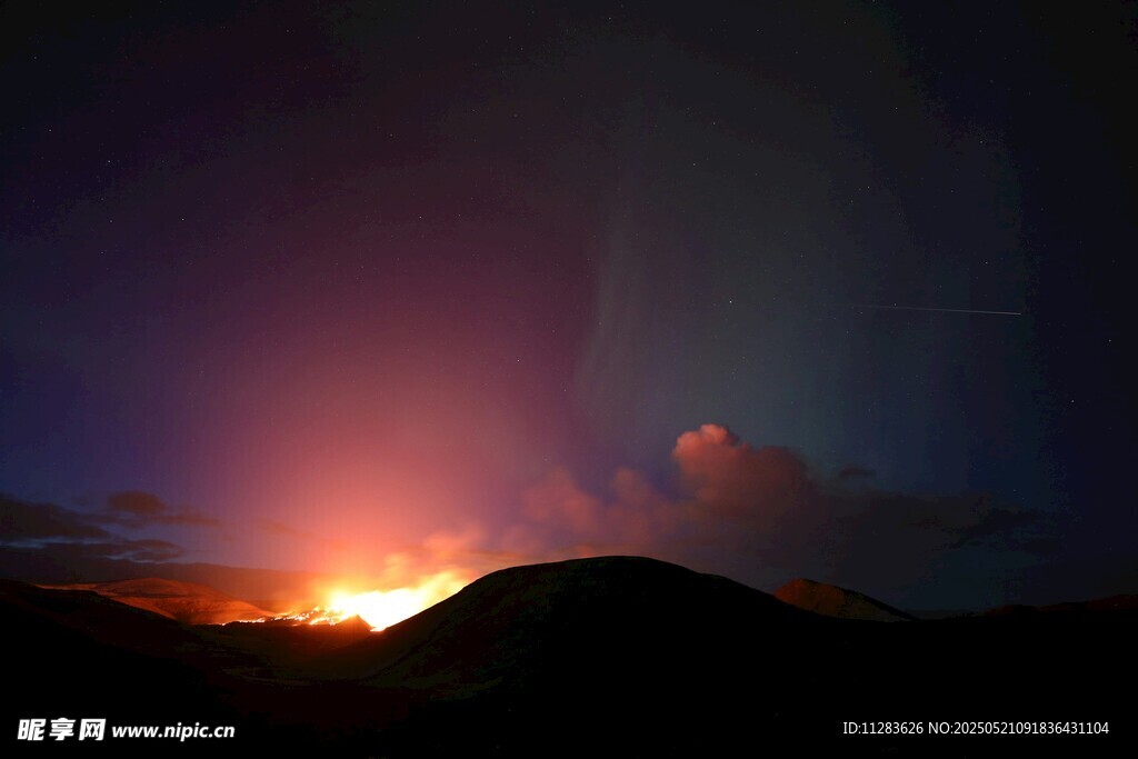 夜幕下的火山壮丽景观