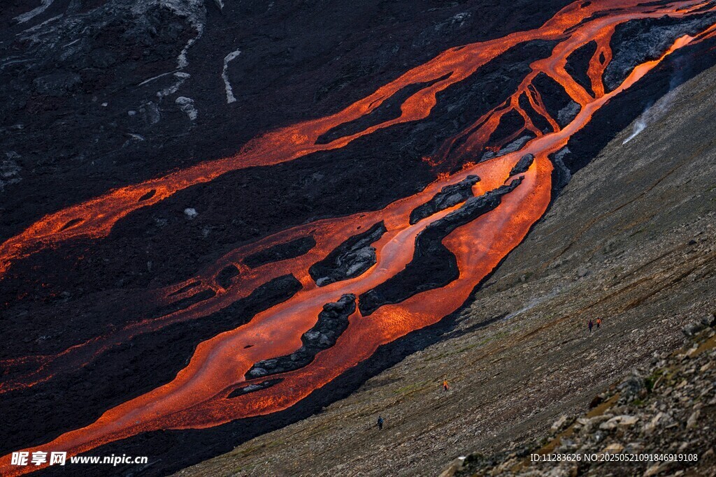 火山熔岩流淌壮观景象