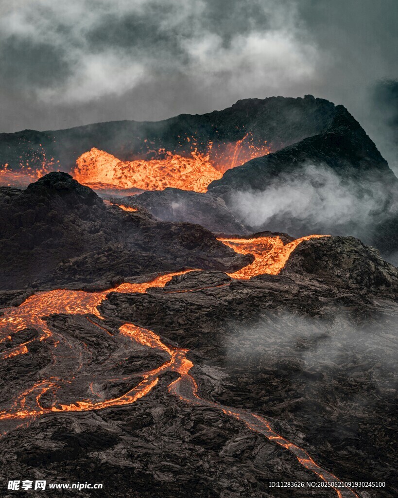 火山熔岩流淌壮观景象