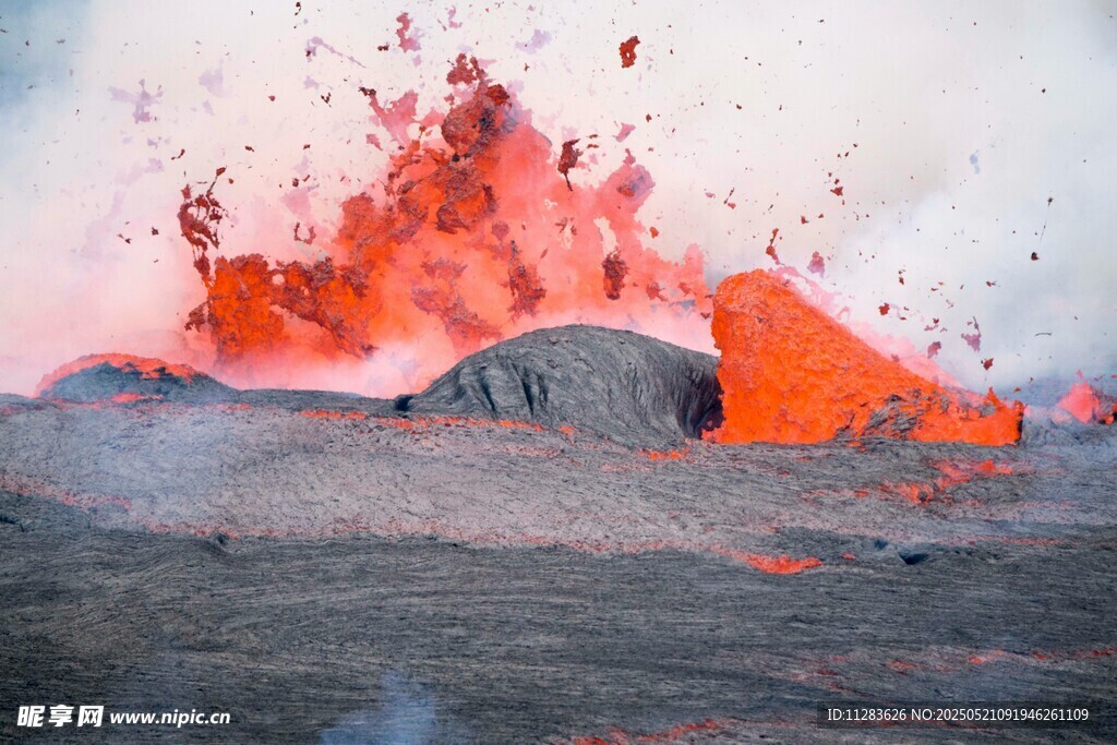 火山熔岩喷发壮观景象