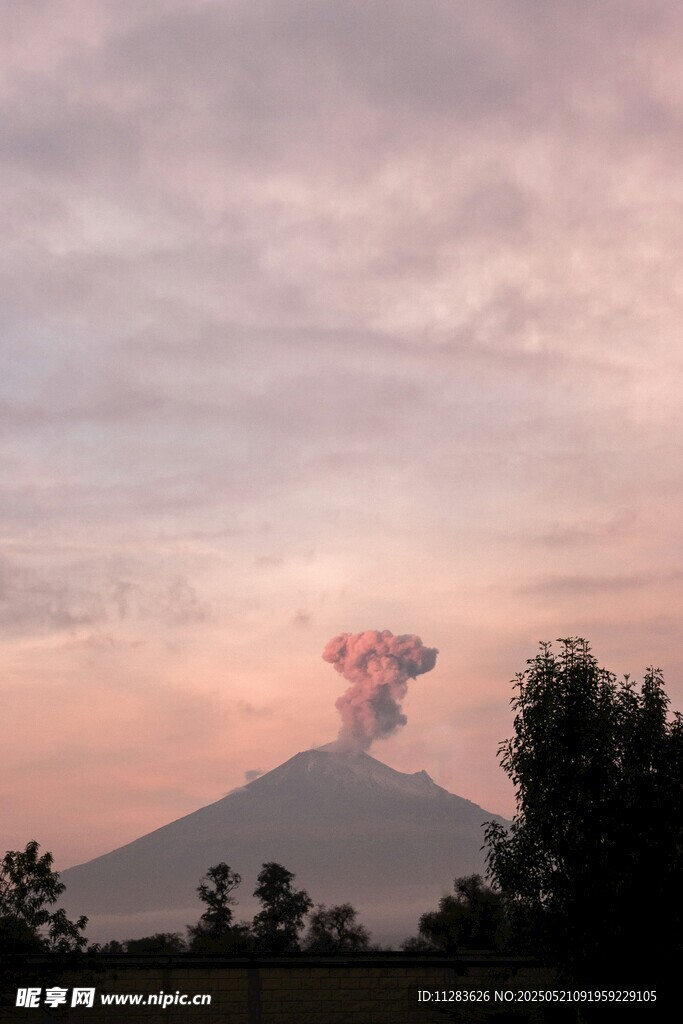 黄昏下喷发的壮丽火山