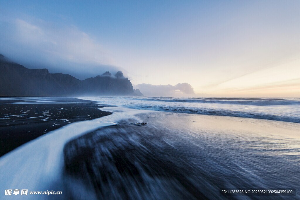 海边壮丽日出与海浪景观