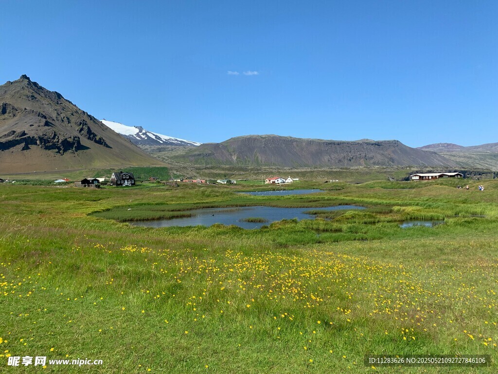 草原湖泊与远山美景