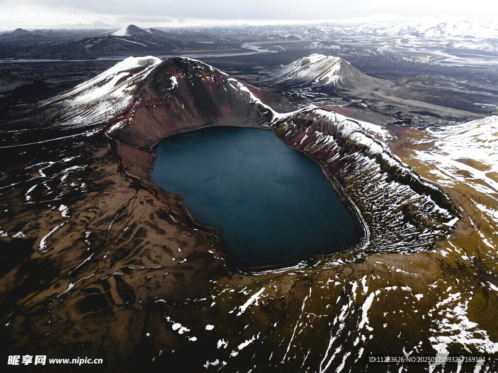高山中的幽蓝火山湖