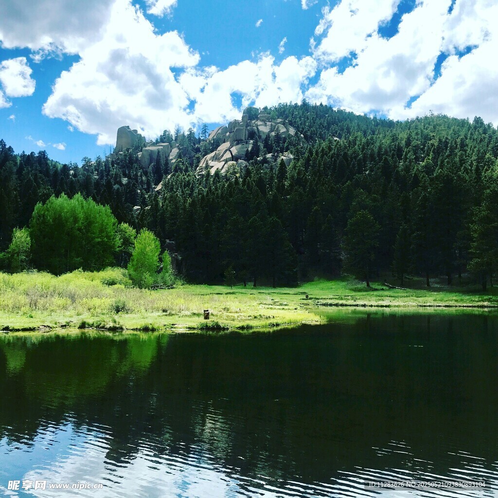 山间湖畔美景