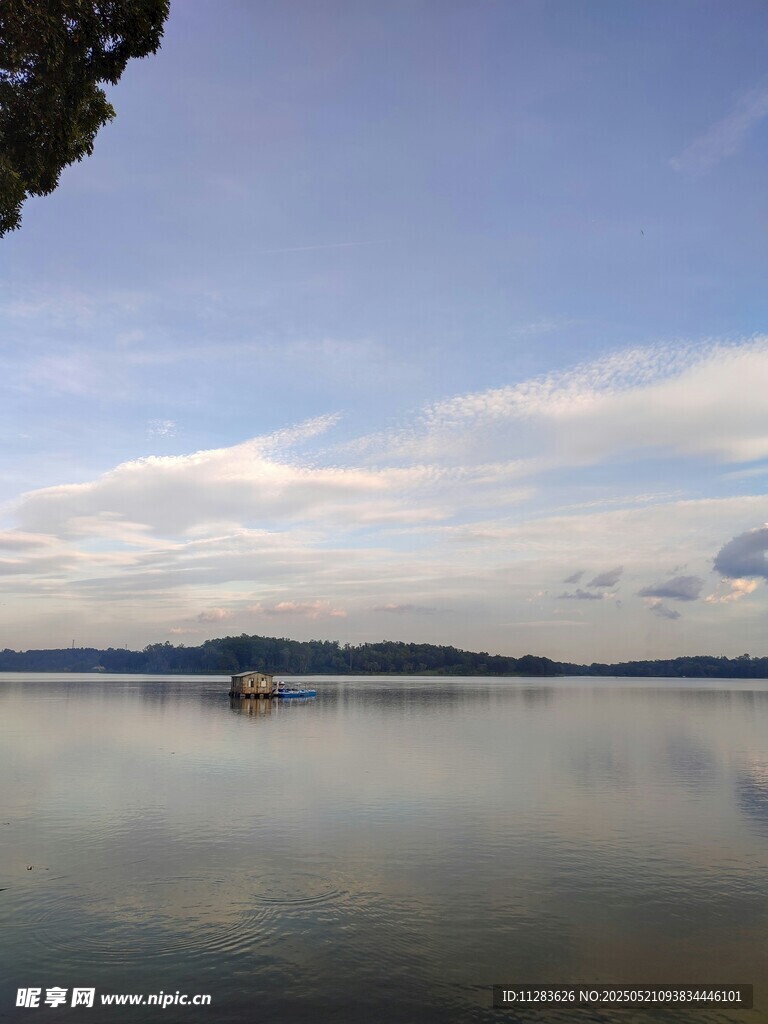平静湖面与远处天际美景