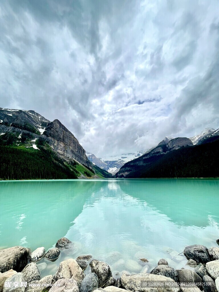 梦幻蓝湖与山间云雾美景