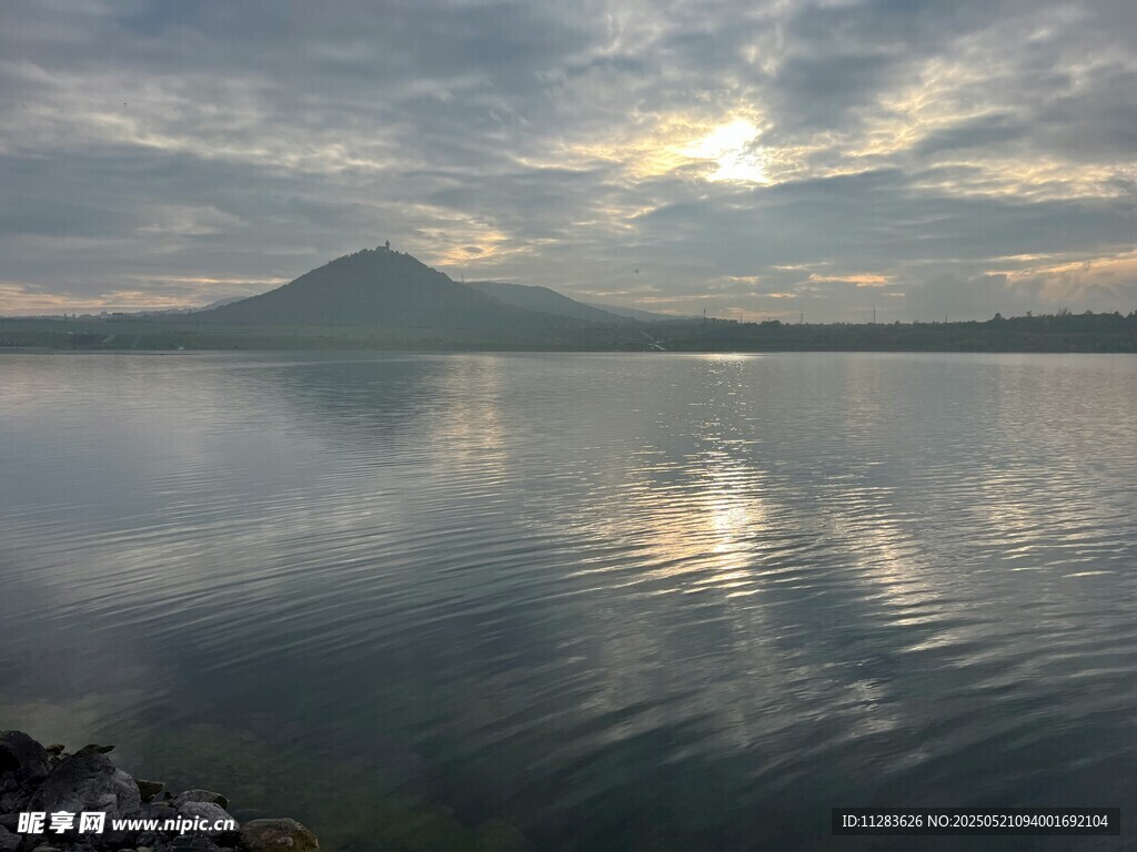 宁静湖面与远山的美丽景致