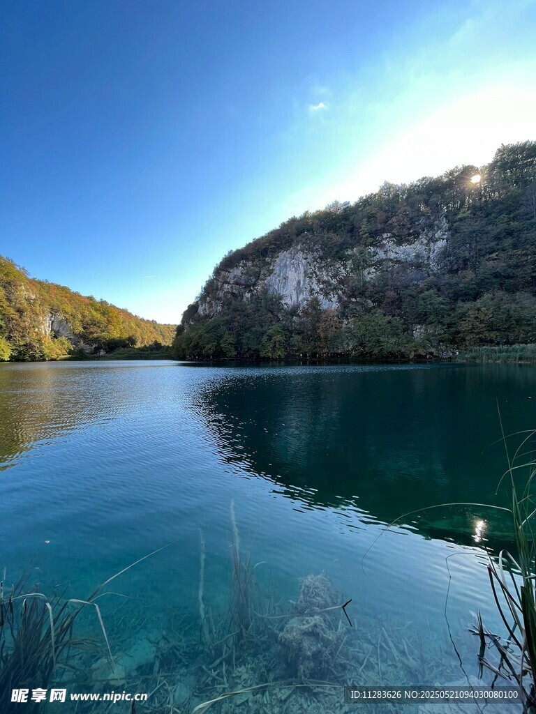 清澈湖水与山峦美景