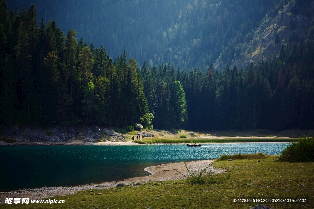山间幽湖 森林环绕美景