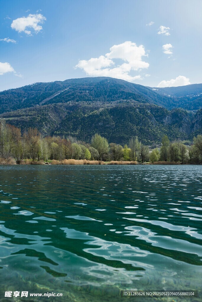宁静湖景与远山风光