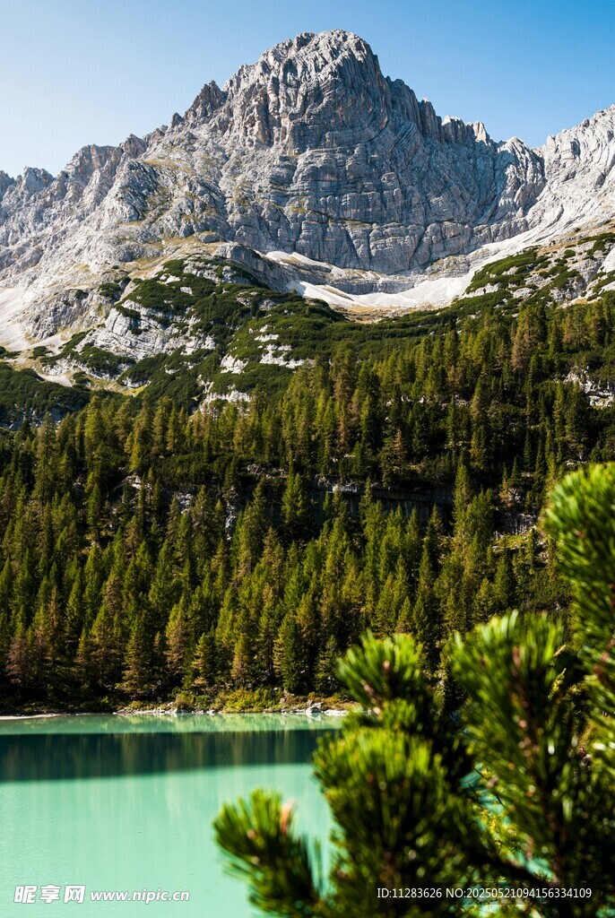 高山翠湖美景