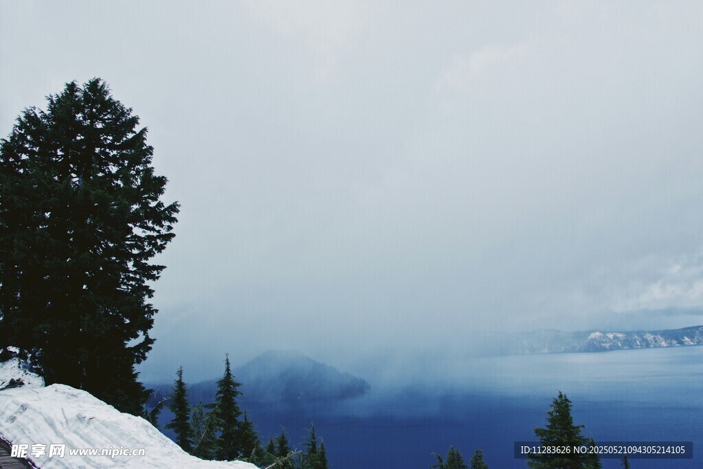 雪覆山林间的静谧湖景