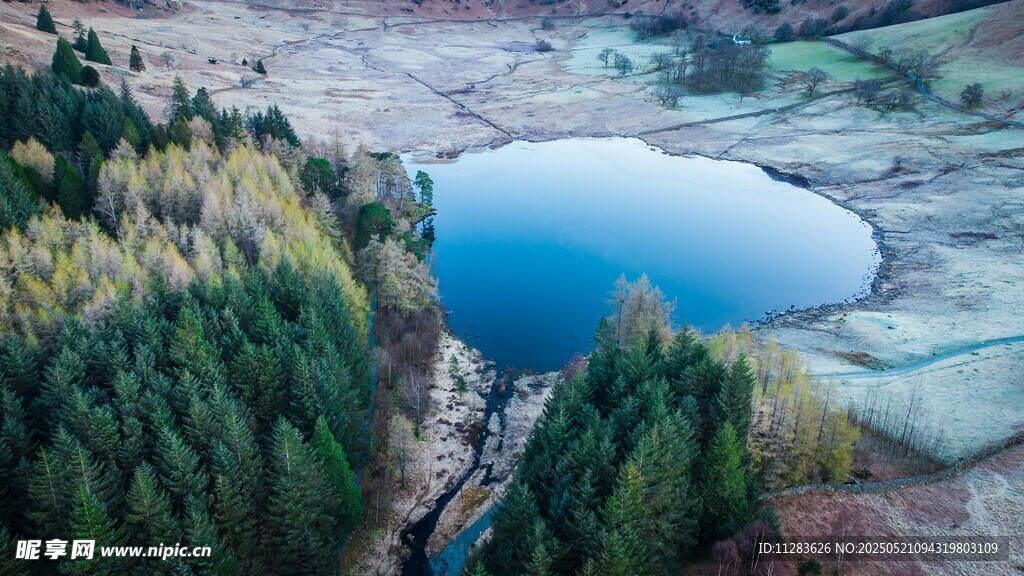 山间幽蓝湖泊与葱郁林木