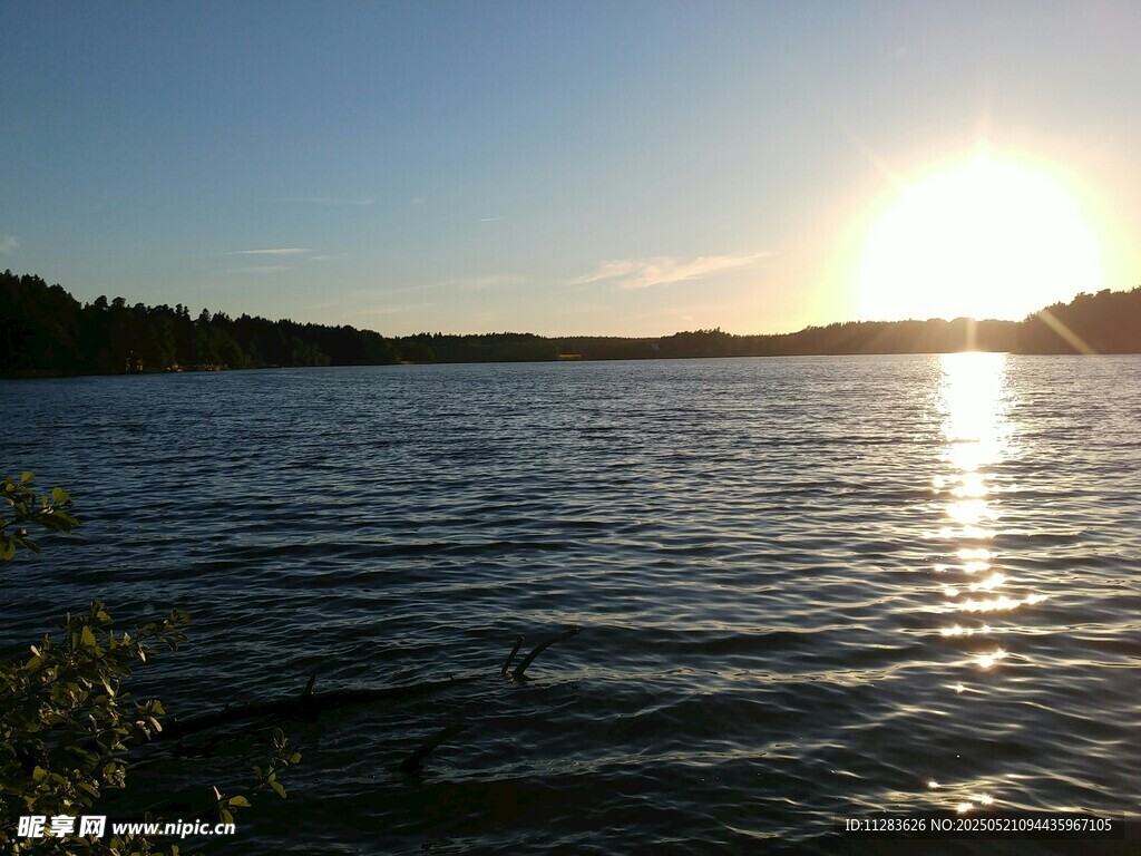 夕阳下波光粼粼的湖面