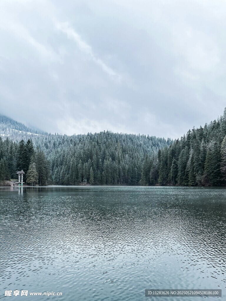 宁静山林中的静谧湖泊