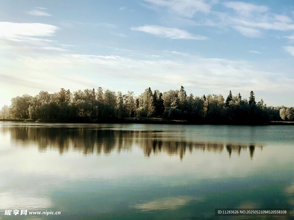 宁静湖畔风光