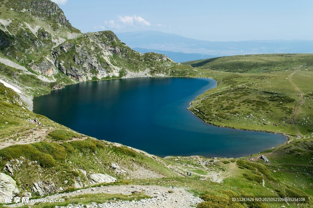 高山间的静谧蓝色湖泊