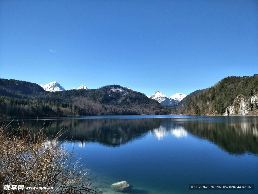 宁静湖景与远处山峦倒影