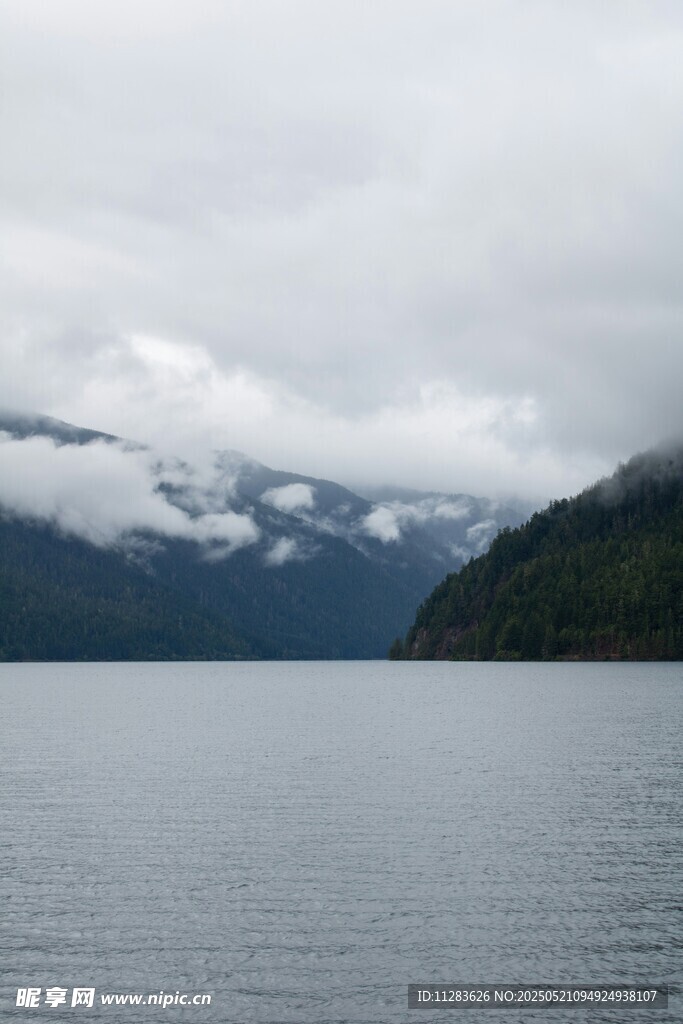宁静山水间的广阔湖面