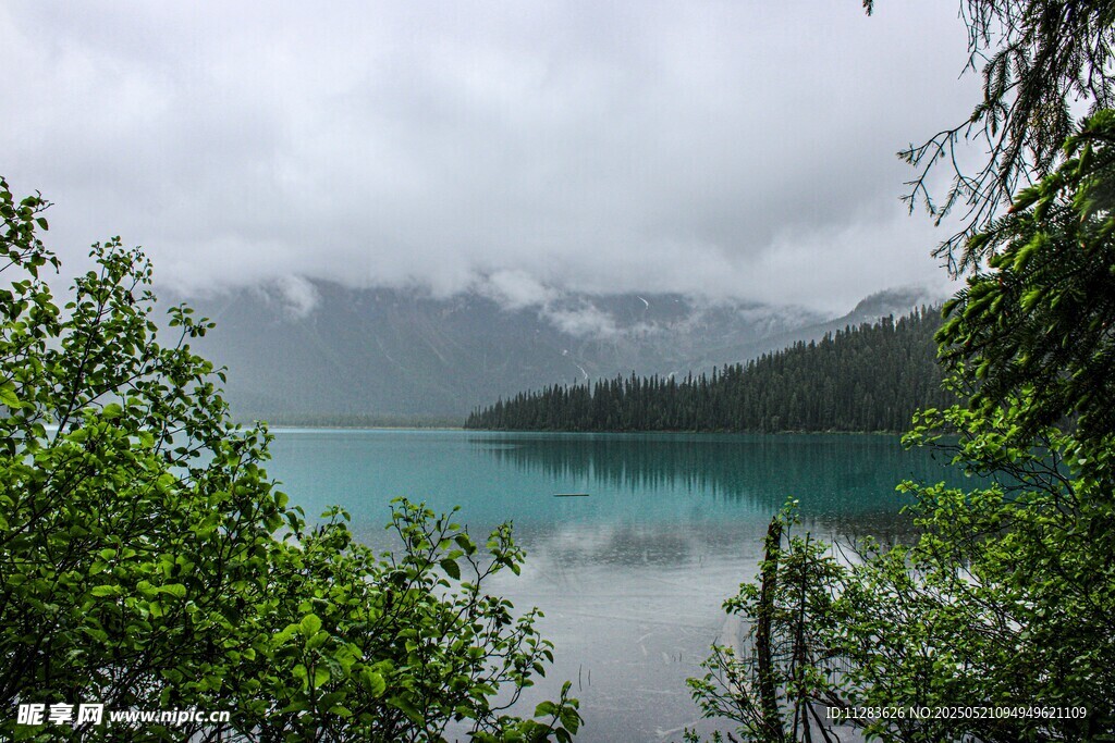 云雾下的幽美湖景山林