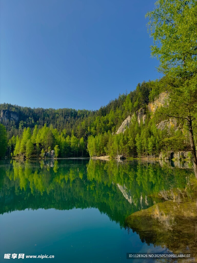宁静湖畔青山绿树美景