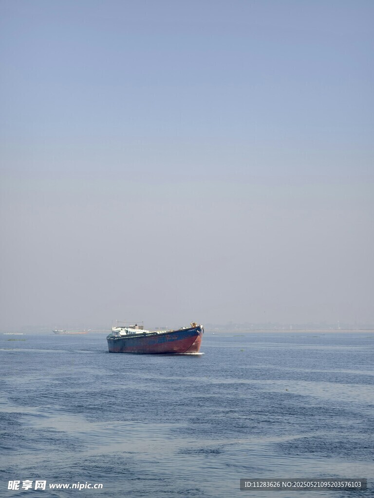海上航行的货船