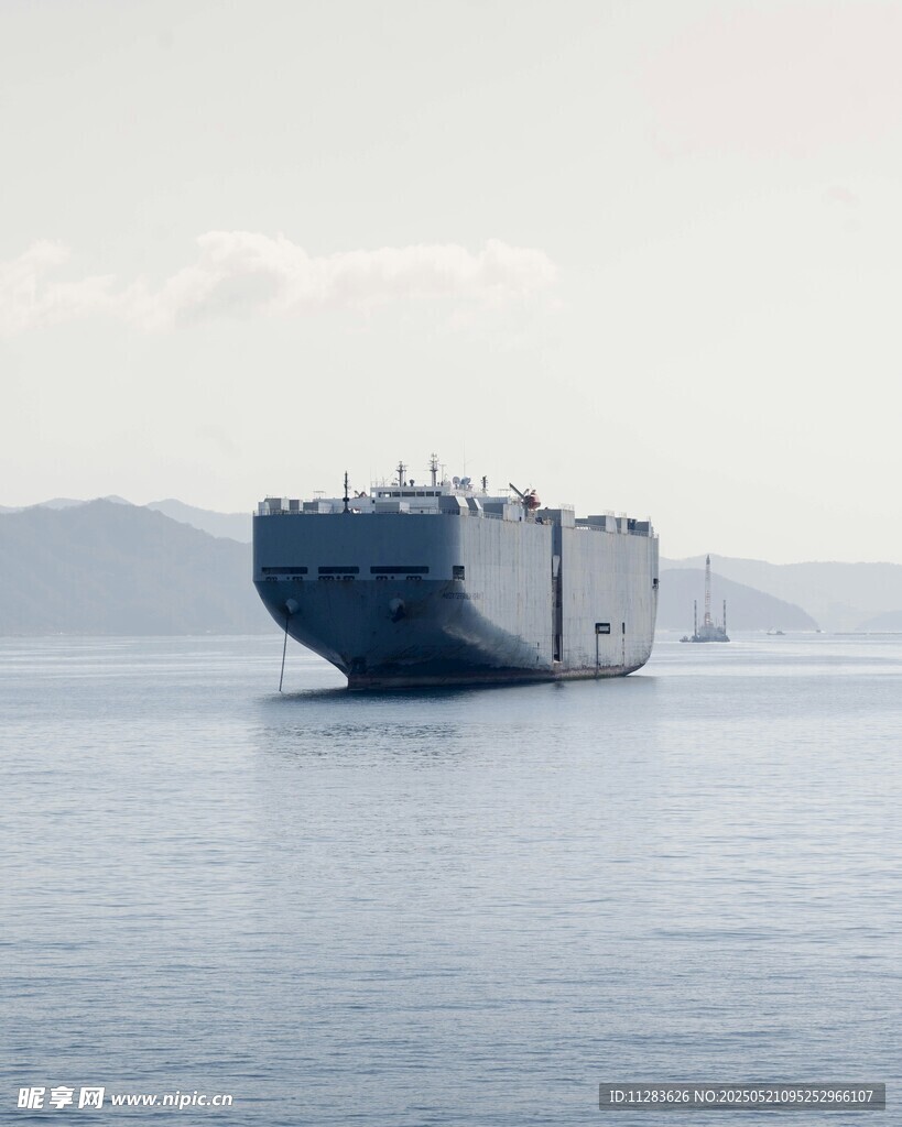 海上航行的大型货轮
