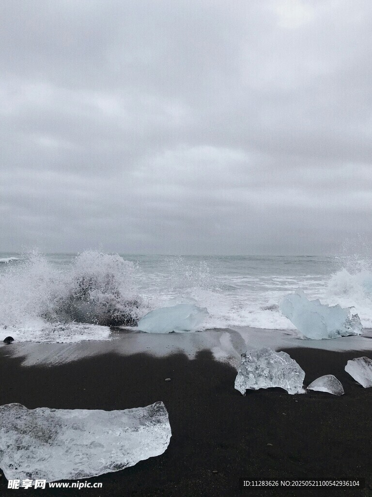 冰岛黑沙滩上的漂浮冰块