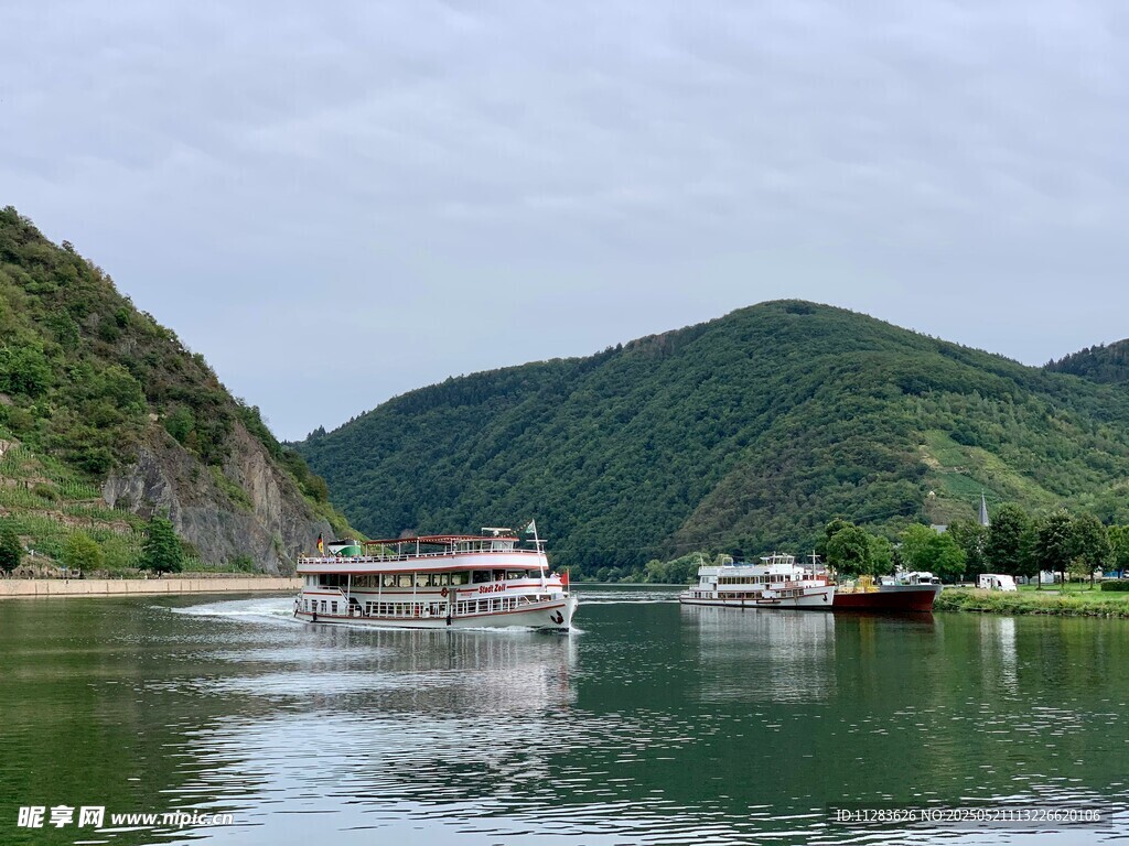 青山绿水间的江上游船