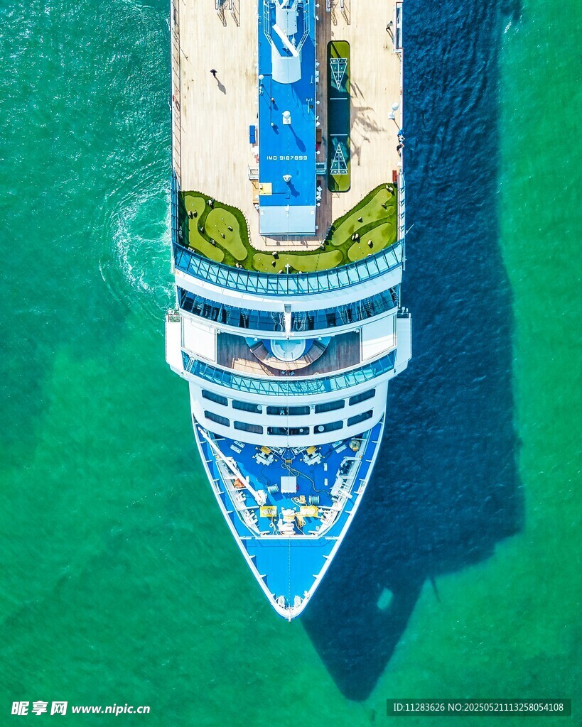 海上豪华游轮俯瞰美景