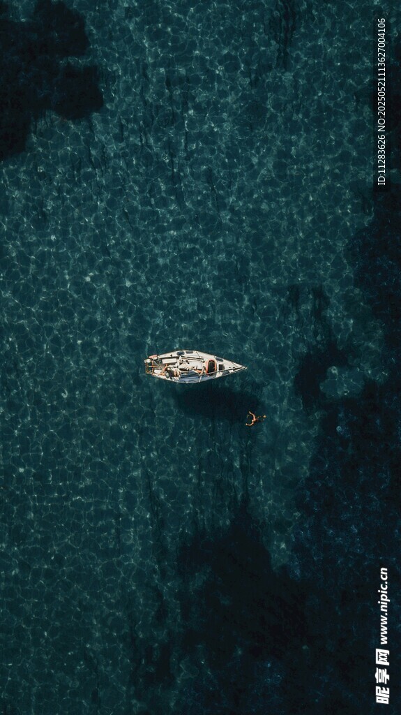 海上孤舟漂浮于深蓝海域