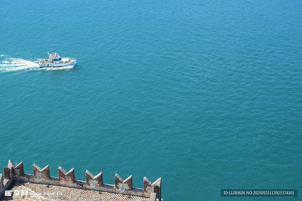 海上游船与岸边景观