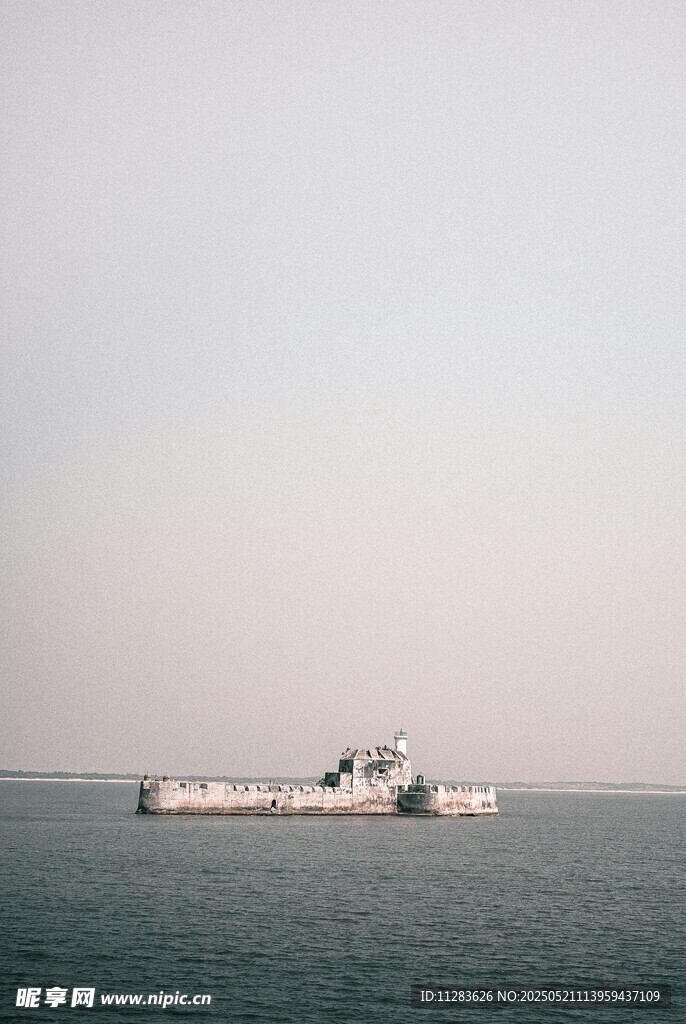 海上船只在开阔水域航行