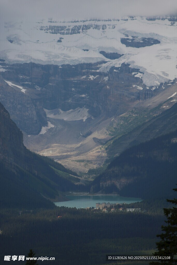 壮丽山谷间的冰川湖泊景观
