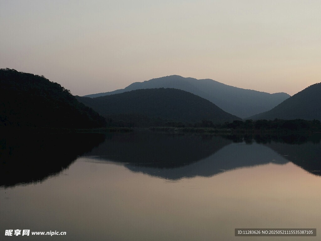 黄昏湖畔山景倒影