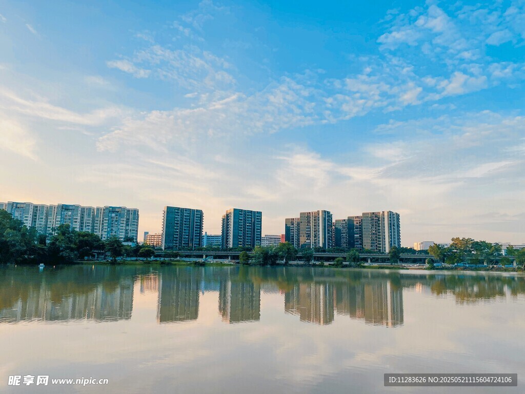 湖畔城市风光倒影美景