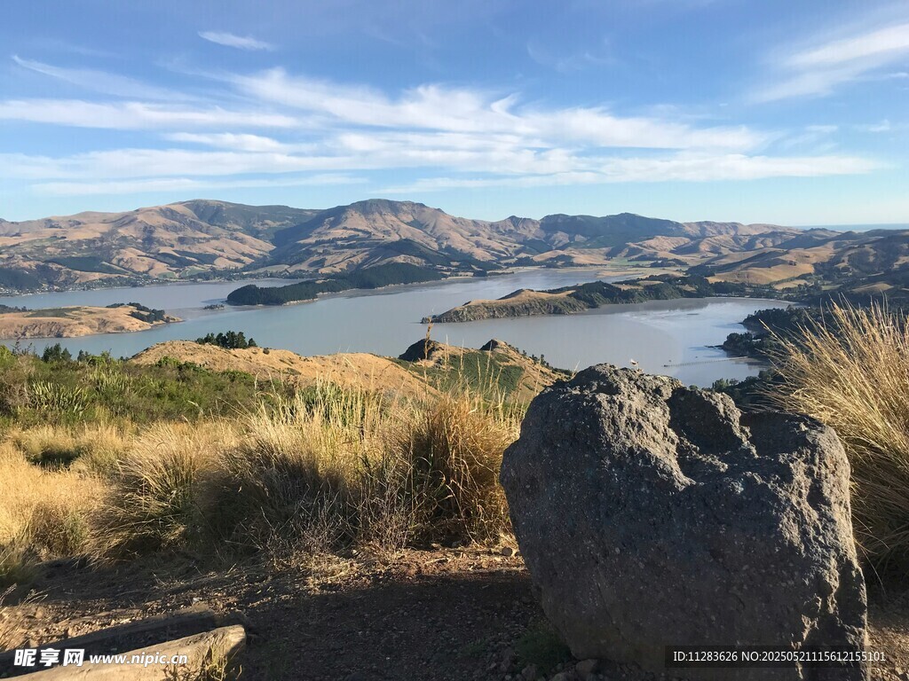 湖畔岩石边的壮美自然景观