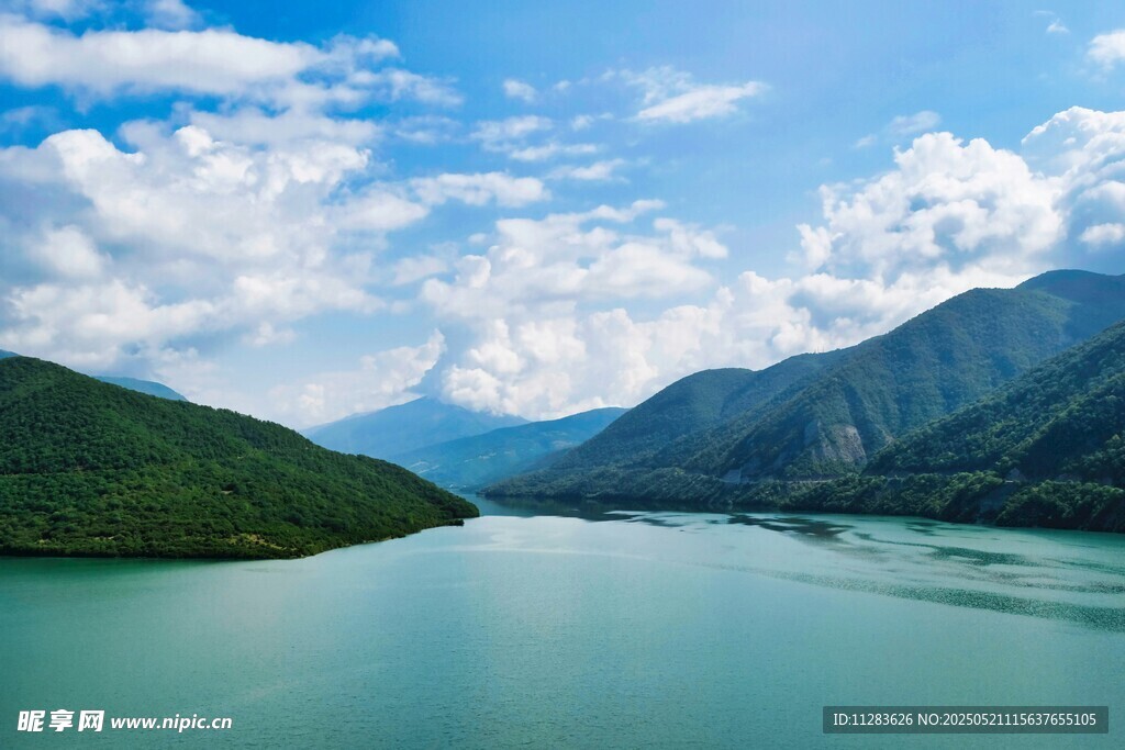 青山绿水间的宁静湖泊