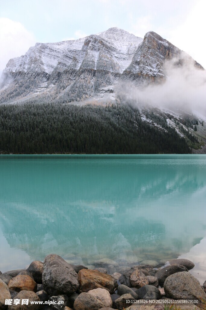 湖畔雪山美景