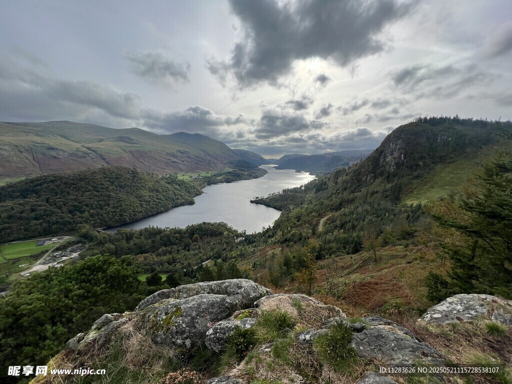 山间湖泊壮丽自然景观