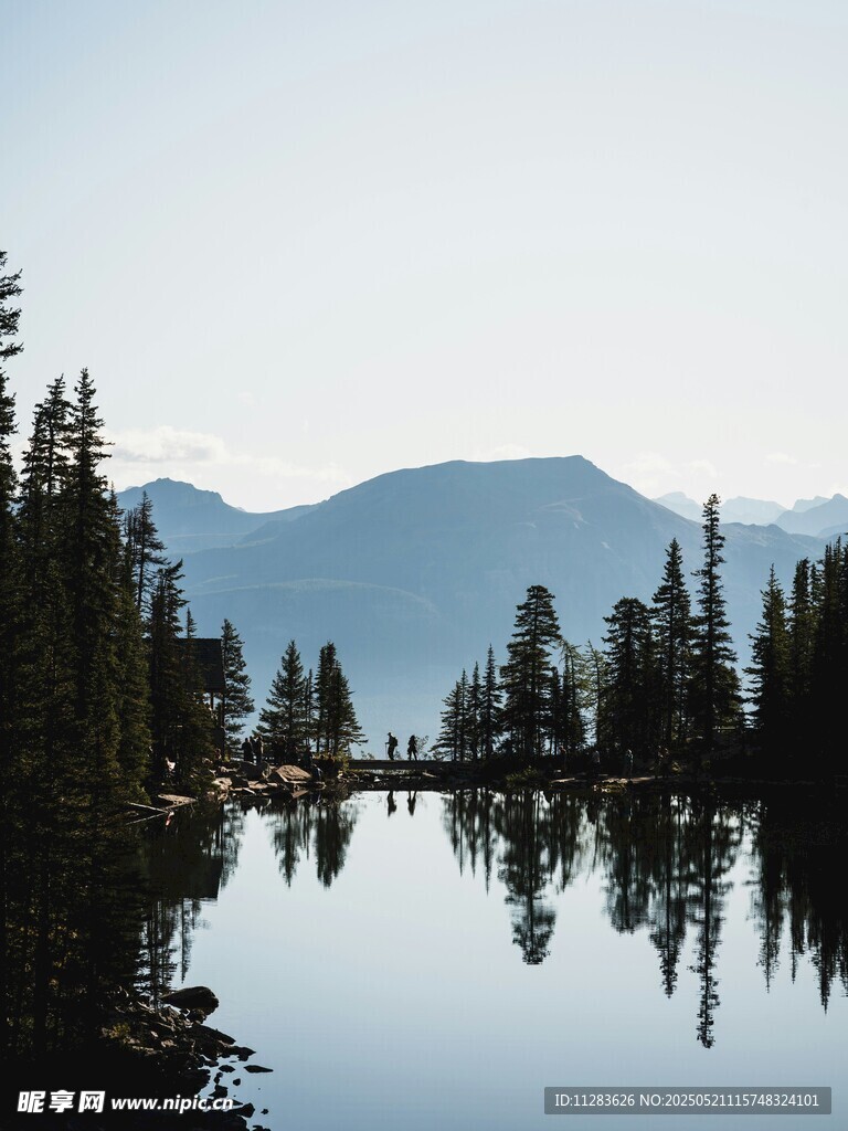 宁静湖景与远山森林倒影