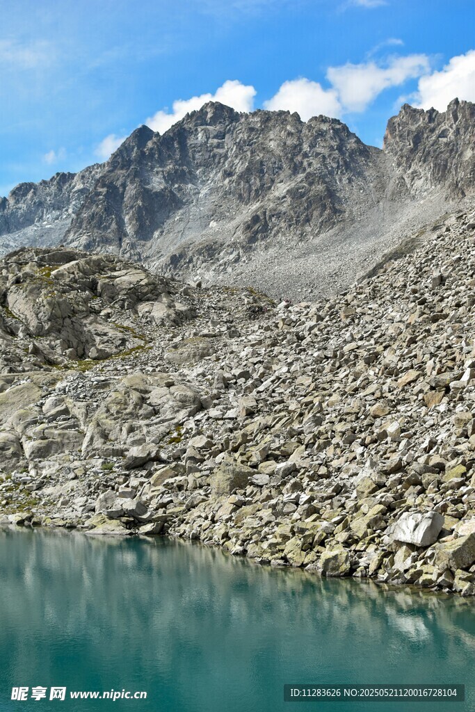 高山下的静谧碧湖