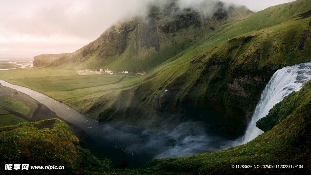 山间瀑布下的翠绿美景