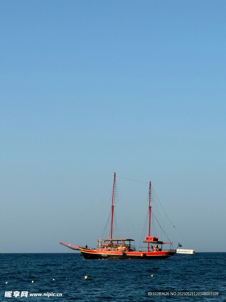 海上双桅帆船