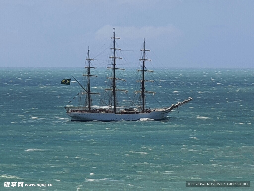海上航行的古老多桅帆船