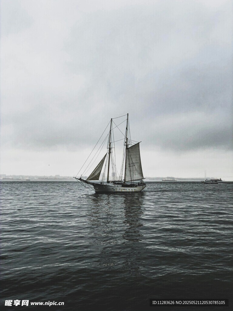 海上帆船在阴云下航行