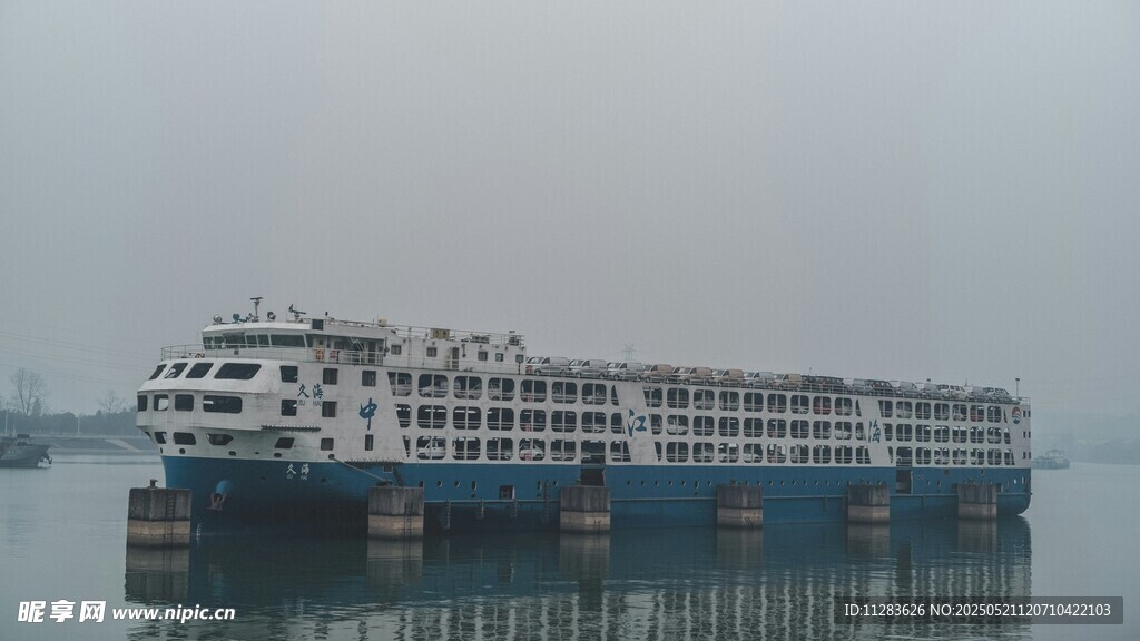 江上大型游轮