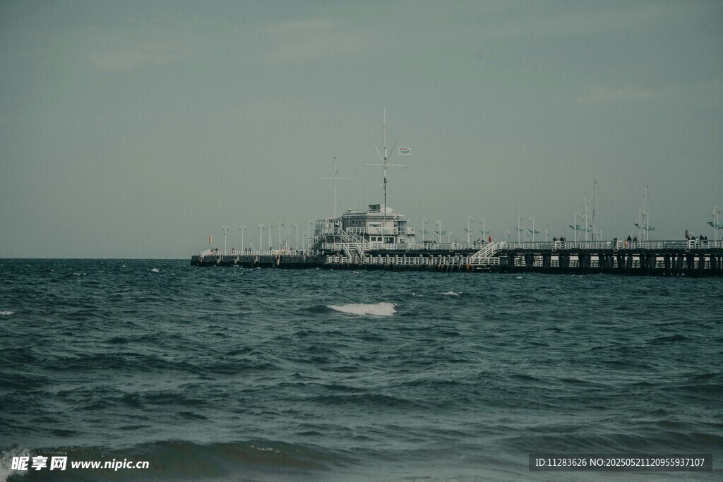 海上码头船只远景